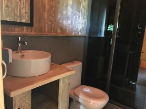 A bathroom at Bungalows - Càmping El Solsonès