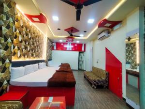 een kamer met een bed, een bank en een tafel bij junagadh places in Ujjain