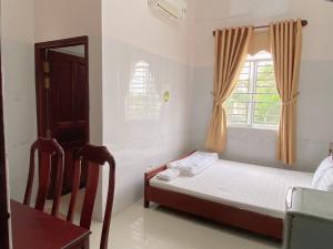Postel nebo postele na pokoji v ubytování Nhà Nghỉ Hoàng Khanh