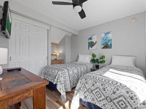 En eller flere senge i et værelse på Smoky Sunrise Getaway - Deer Ridge Mountain Resort C305 + 44 billeder