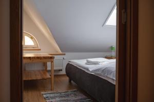 um quarto com uma cama e uma mesa com um espelho em Apartmán V PODKROVÍ em Horní Planá