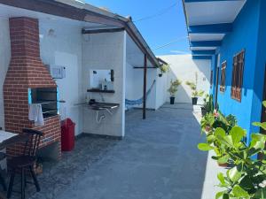 um corredor de um edifício com um lavatório e um balcão em Villavera - Caragua Centro em Caraguatatuba