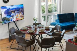 Lit Living - Luxury House - Box Spring - Parking - Exclusive Kitchen في Hemsbach: غرفة معيشة مع طاولة وكراسي