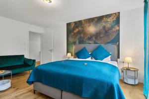 Lit Living - Luxury House - Box Spring - Parking - Exclusive Kitchen في Hemsbach: غرفة نوم بسرير ازرق واريكة خضراء