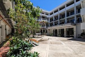 an empty courtyard of an apartment building with benches at Great 1BR in Santa Ana in Panama City