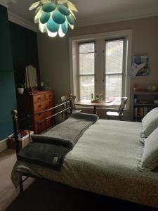 um quarto com uma cama e um lustre em Hebble End View B&B em Hebden Bridge