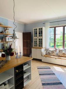 cocina con mesa y sofá en una habitación en Lantligt boende nära Kastelholms golf och Smakbyn, 