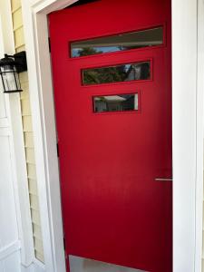 czerwone drzwi na domu w obiekcie 7-A Diamond in Yonkers w mieście Yonkers