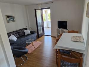 salon z kanapą i stołem w obiekcie Apartment Buric w mieście Županje