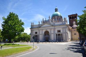 a large white building with a green dome at Appartamento Conte Verde in Vercelli