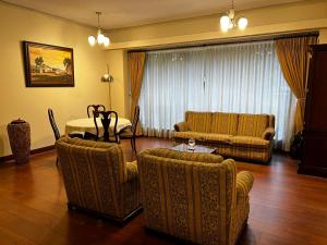 a living room with two couches and a table at Oportunidad González Suárez, Quito in Quito