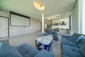 een woonkamer met blauwe banken en een tafel bij 7star in Guilin