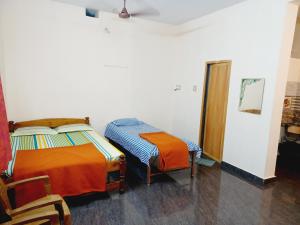 Postel nebo postele na pokoji v ubytování Mahadevi Guest House