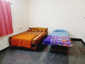 Postel nebo postele na pokoji v ubytování Mahadevi Guest House