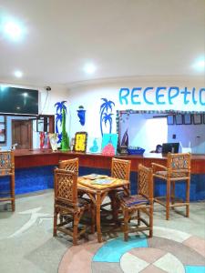 Abia的住宿－Blue Palm Resort Ghana，一间在房间内配有桌椅的餐厅