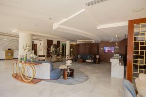 sala de estar con sofá y mesa en Sanam Hotel Suites - Riyadh, en Riad