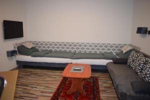 sala de estar con sofá y mesa de centro en Spacious house in the outskirts of Budapest en Budapest