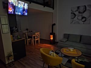 - un salon avec un canapé et une table avec des chaises dans l'établissement Kuća za odmor Sweet Home, à Vukovar