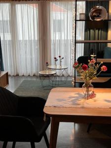 康斯坦茨的住宿－seeglueck SEEBLAU seenah，客厅里设有一张桌子,上面有花瓶