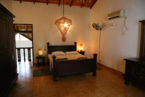 1 dormitorio con 1 cama y 1 lámpara en una habitación en InVilla Hikkaduwa Sri Lanka en Hikkaduwa