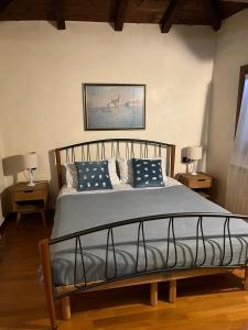 威尼斯的住宿－Romantic Rialto Apartment，一间卧室配有一张带蓝色枕头的大床