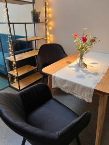 康斯坦茨的住宿－seeglueck SEEBLAU seenah，用餐室,配有花瓶桌子
