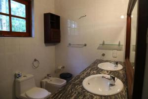 baño con 2 lavabos, aseo y ventana en InVilla Hikkaduwa Sri Lanka en Hikkaduwa