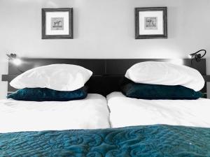 ein Bett mit zwei Kissen darüber in der Unterkunft B&B en Vakantiewoningen 't Wienhoes in Wittem