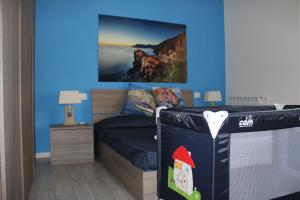 una camera con un letto con una parete blu di Speziamare a La Spezia
