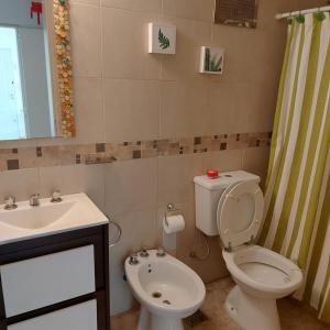ein Bad mit einem WC und einem Waschbecken in der Unterkunft Casa en El Paraíso Tandil in Tandil