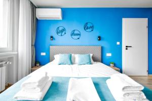 um quarto azul com uma cama grande e paredes azuis em 180 Panoramic Views Fully Equipped For 6 Acs em Sófia