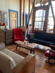 sala de estar con sofá y silla roja en Casa Verde, en Valparaíso