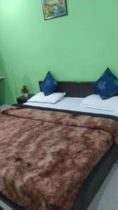 Säng eller sängar i ett rum på satya guest house