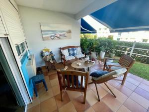 Un restaurant sau alt loc unde se poate mânca la 3 Bedroom Apt. close to main beaches/ attractions