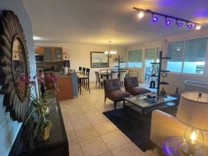 ein Wohnzimmer mit einem Sofa und einem Tisch in der Unterkunft 3 Bedroom Apt. close to main beaches/ attractions in Rio Grande