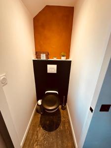 bagno con servizi igienici in una piccola camera di La P’tite Maison a La Vaupalière