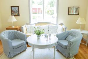 A seating area at Romantic villa on old Mansion