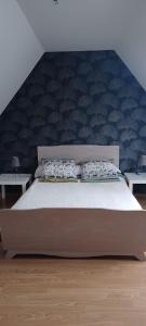プルームール・ボドゥーにあるCôte de granit roseの青い壁のベッドルーム1室(大型ベッド1台付)