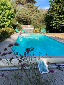 Swimming pool sa o malapit sa Chambres d'Hotes - La Marmoire