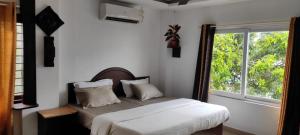 Ένα ή περισσότερα κρεβάτια σε δωμάτιο στο Vedha Beach Resort