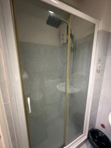 eine Dusche mit Glastür im Bad in der Unterkunft Staycation for you at Casa Amara near MOA in Manila