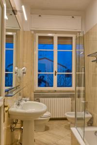 y baño con lavabo, aseo y ducha. en Appartamento Pannaggi, en Bolonia