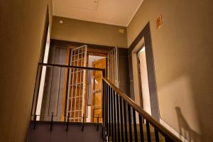 escalera con puerta y ventana en un edificio en Appartamento Pannaggi, en Bolonia