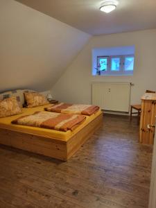 1 dormitorio con 2 camas y ventana en Ferienwohnung Detlef Pascher, en Kurort Oybin