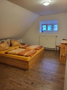 a bedroom with two beds and a window at Ferienwohnung Detlef Pascher in Oybin