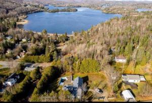 an aerial view of a house and a lake at Fireplace beach access pet friendly in Sainte-Agathe-des-Monts