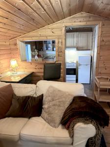 ein Wohnzimmer mit einer weißen Couch in einer Hütte in der Unterkunft Bäckstugan in Sälen