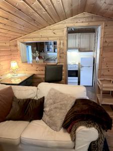 a living room with a white couch in a cabin at Bäckstugan in Sälen