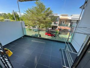 Balkón nebo terasa v ubytování Entire 4 Bedroom Landed House, Yong Peng, Johor, Malaysia - Suitable for leisure, wedding & Big group travellers, Free Netflix, In- House Parking, 1min to Dragon Temple, 5 mins to MCD& KFC, 30 mins to Organic Farms