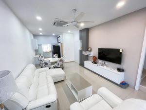 A television and/or entertainment centre at Entire 4 Bedroom Landed House, Yong Peng, Johor, Malaysia - Suitable for leisure, wedding & Big group travellers, Free Netflix, In- House Parking, 1min to Dragon Temple, 5 mins to MCD& KFC, 30 mins to Organic Farms